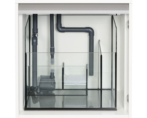 Innenansicht eines Aquarienschranks mit Rohren und Pumpe