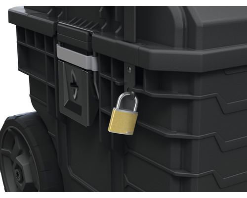 Gros plan sur une caisse à outils noire verrouillée avec des roulettes et un cadenas.