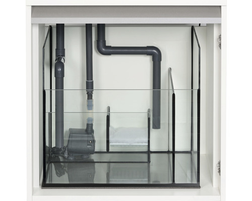 Innenansicht eines Aquarienschranks mit Aquariumtechnik und Verrohrungssystem