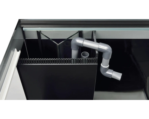 Innenansicht eines Aquariums mit Filter und PVC-Rohren