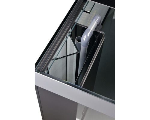 Detailansicht eines Aquariums mit interner Filterkammer und Verrohrung