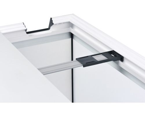 Detailansicht eines Aquariums mit Abdeckung und Lampenhalterung.