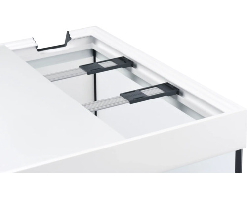 Vue détaillée d''un meuble d''aquarium blanc avec des entretoises argentées et des supports noirs.