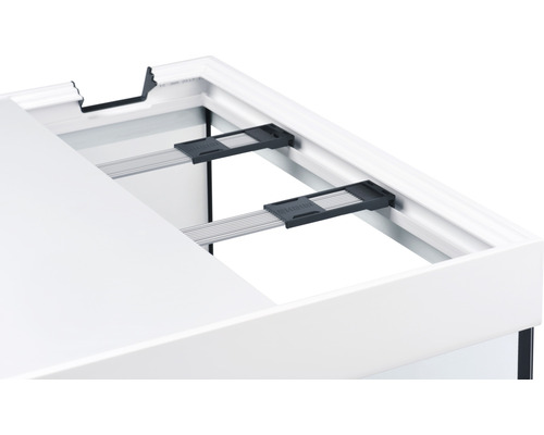 Vue détaillée d''un aquarium avec couvercle et support