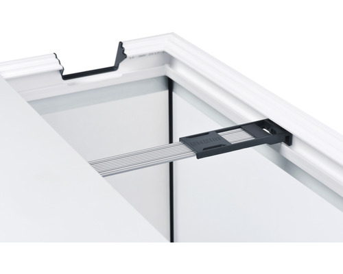 Vue détaillée d''une porte coulissante blanche avec rail de guidage