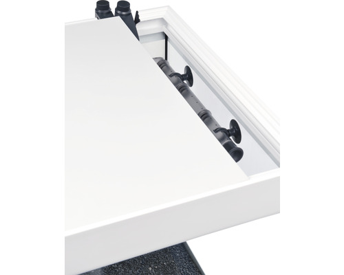 Vue intérieure d''un aquarium avec filtre et accessoires