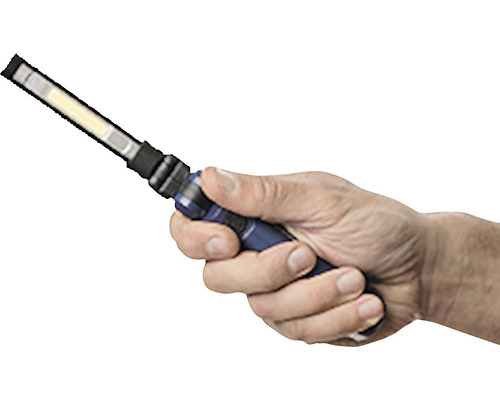 Une main tient une lampe torche LED