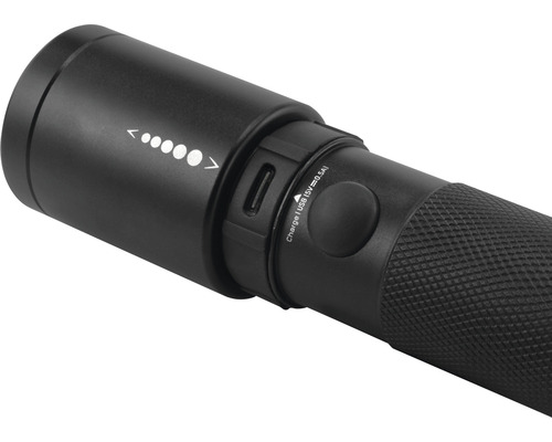 Gros plan d''une lampe de poche noire avec port de charge USB