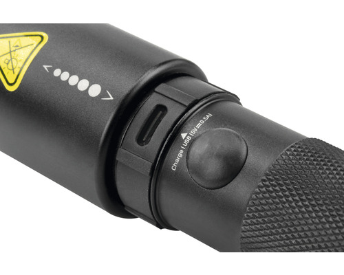 Gros plan d''une lampe de poche avec port de chargement USB.