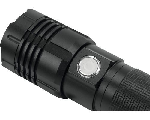 Gros plan d''une lampe de poche noire avec interrupteur