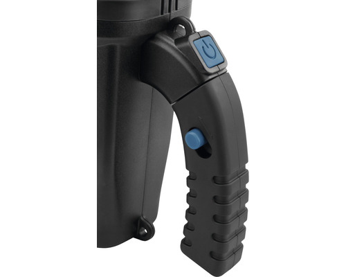 Vue détaillée d''une lampe de poche noire avec interrupteur bleu