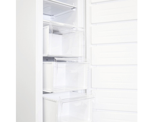 Intérieur d''un réfrigérateur avec des tiroirs transparents