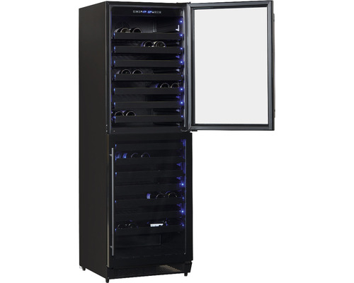 Weinkühlschrank mit geöffneter Tür, ausgestattet mit mehreren Regalen zur Lagerung von Weinflaschen.