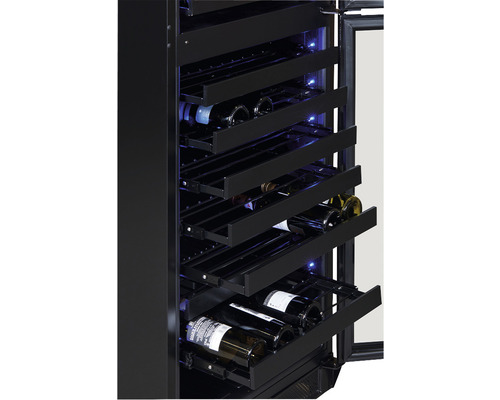 Innenansicht eines Weinkühlschranks mit mehreren Regalen und Weinflaschen.