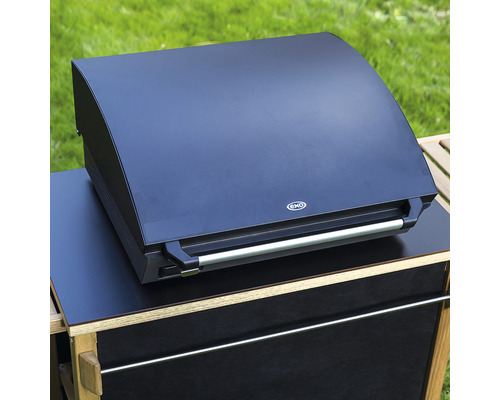 Barbecue à gaz avec couvercle fermé sur une table de jardin