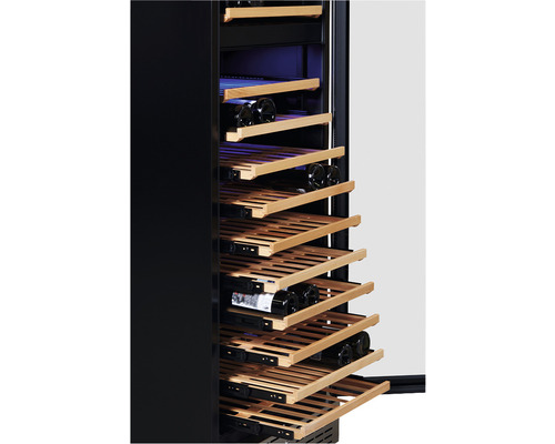 Weinkühlschrank mit Holzregalen zur Lagerung von Weinflaschen