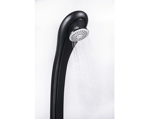 Douche de jardin noire avec pommeau de douche en marche.