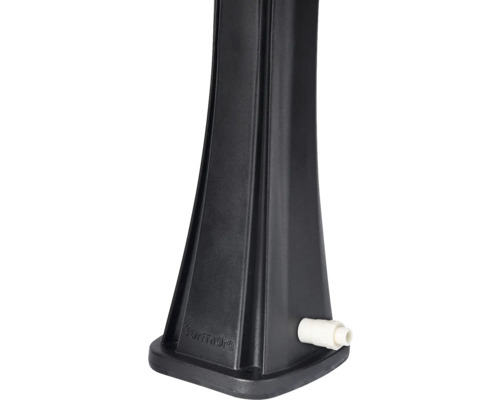 Vue détaillée d''une sous-structure de tonneau à eau de pluie noire avec raccord