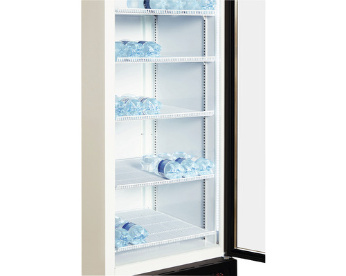Gewerbekühlschrank mit mehreren Regalböden und Wasserflaschen