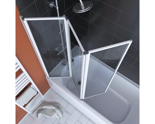 Salle de bains avec baignoire et paroi de douche