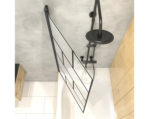 Salle de bains avec paroi de baignoire et robinet de douche