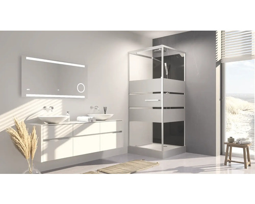 Badezimmer mit Waschbecken, Spiegel und Duschkabine für ein helles und organisiertes Ambiente.