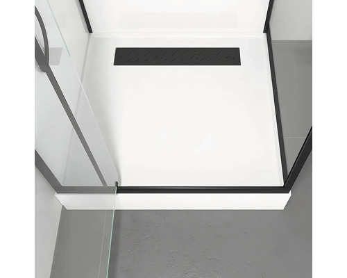 Quadratische Duschwanne mit schwarzer Ablaufrinne und schwarzem Rahmen