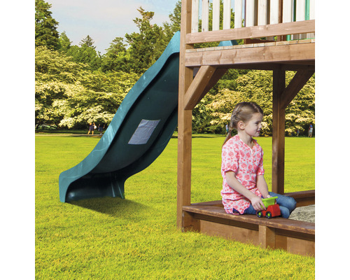 Tour de jeu avec toboggan et enfant jouant dans le bac à sable