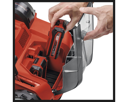 Insertion d''une batterie dans une tondeuse à gazon