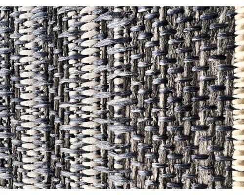 Detailaufnahme eines gewebten Teppichs mit textilem Material