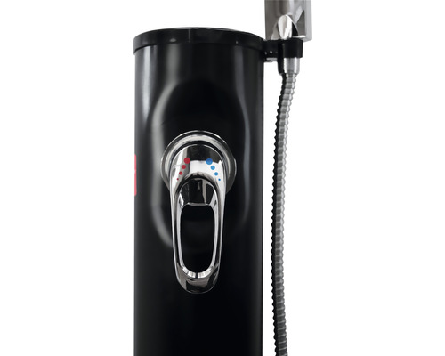 Gros plan d''une douche de jardin avec mitigeur et flexible de douche.