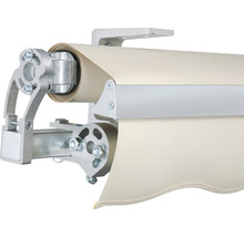 Vue détaillée d''un store banne avec cadre en métal et tissu