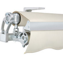 Detailansicht einer Gelenkarmmarkise mit hellem Markisentuch und silberfarbenem Gestell