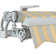 Detailansicht einer Markise mit gestreiftem Stoff und Aluminiumgestell