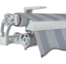 Détail d''un store banne avec motif rayé et construction métallique