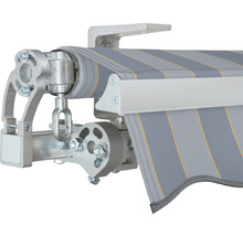 Detailansicht einer Gelenkarmmarkise mit Streifenmuster und Metallgestell