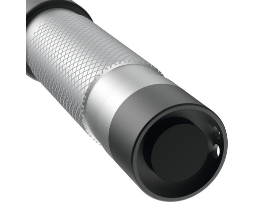 Gros plan d''une lampe de poche en métal avec motif antidérapant