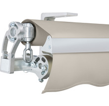 Vue détaillée d''un store banne avec tissu beige clair et mécanisme argenté