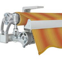 Detailansicht einer Gelenkarmmarkise mit Stoff und Befestigungselementen.