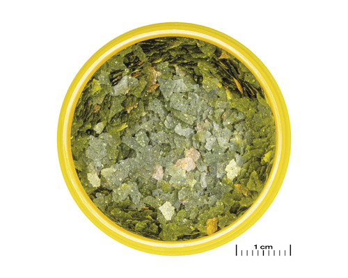 Nourriture pour poissons en flocons dans une boîte jaune