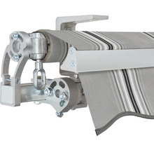 Detailansicht einer Markisenhalterung mit gestreiftem Markisenstoff