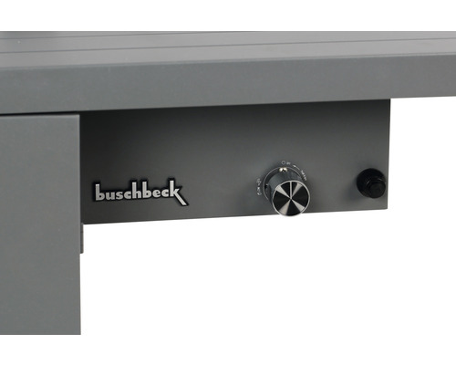 Detailansicht eines Buschbeck Grills mit Bedienfeld, Drehknopf und Logo