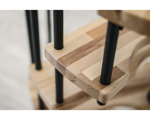 Detailansicht eines Holzregals mit schwarzen Metallstreben