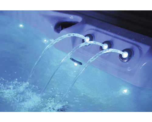 Detailansicht eines Whirlpools mit Wasserdüsen im Betrieb.