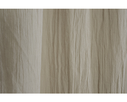 Nahaufnahme von beigem, strukturiertem Gardinenstoff