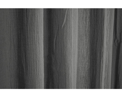 Grauer Stoffvorhang mit Falten