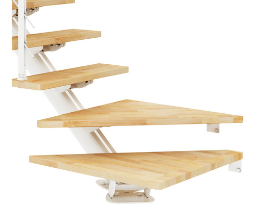 Detailaufnahme einer Wendeltreppe mit Holzstufen und weissem Geländer