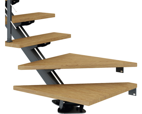 Dreiviertelansicht einer Holztreppe mit Metallrahmen