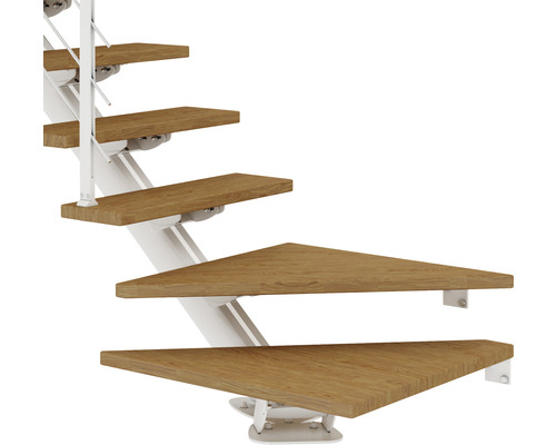 Detailaufnahme einer Treppe mit Holzstufen und weissem Geländer