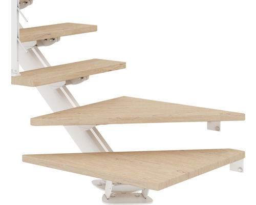 Gros plan d''un escalier avec marches en bois et rampe blanche